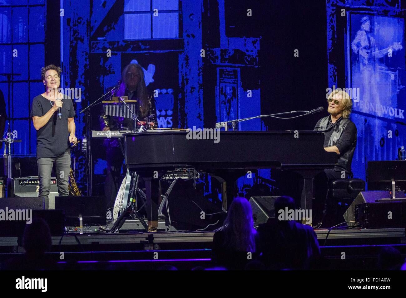 San Diego, California, USA. 4th Aug, 2018. PAT MONAHAN of Train joins DARYL HALL and JOHN OATES at Viejas Arena in San Diego, California on August 5, 2018 Credit: Marissa Carter/ZUMA Wire/Alamy Live News Stock Photo