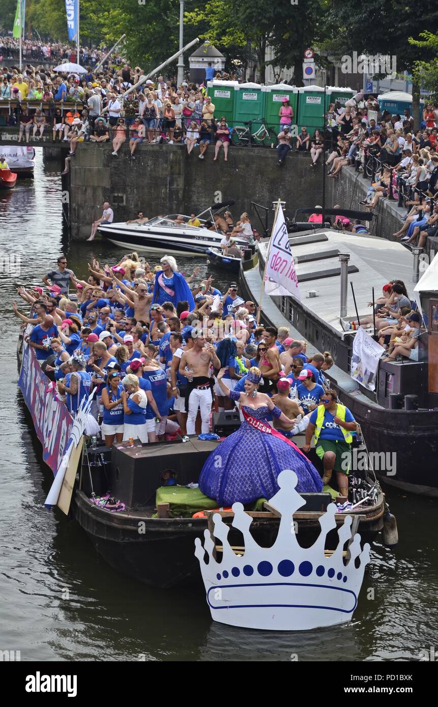 Amsterdam, Netherlands - August 4, 2018: The Cafe 't Achterom boat on the Prinsengracht canal at the time of the Amsterdam Pride boat parade among spectators Credit: Adam Szuly Photography/Alamy Live News Stock Photo