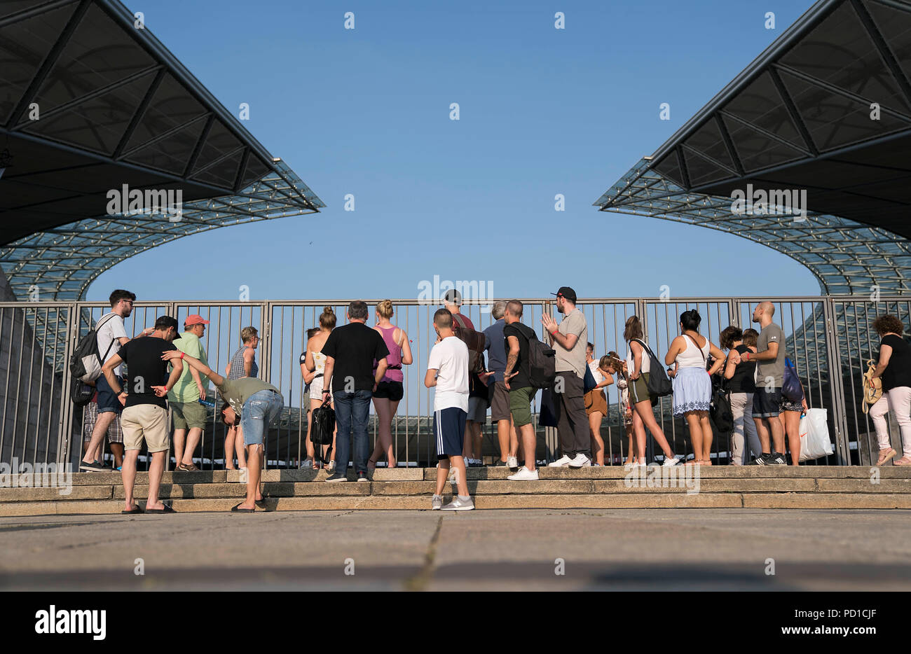 Berlin, Deutschland. 04th Aug, 2018. Feature, visitors look at the Olympic Stadium, on 04.08.2018 European Athletics Championships 2018 in Berlin/Germany from 06.08. - 12.08.2018. | usage worldwide Credit: dpa/Alamy Live News Stock Photo