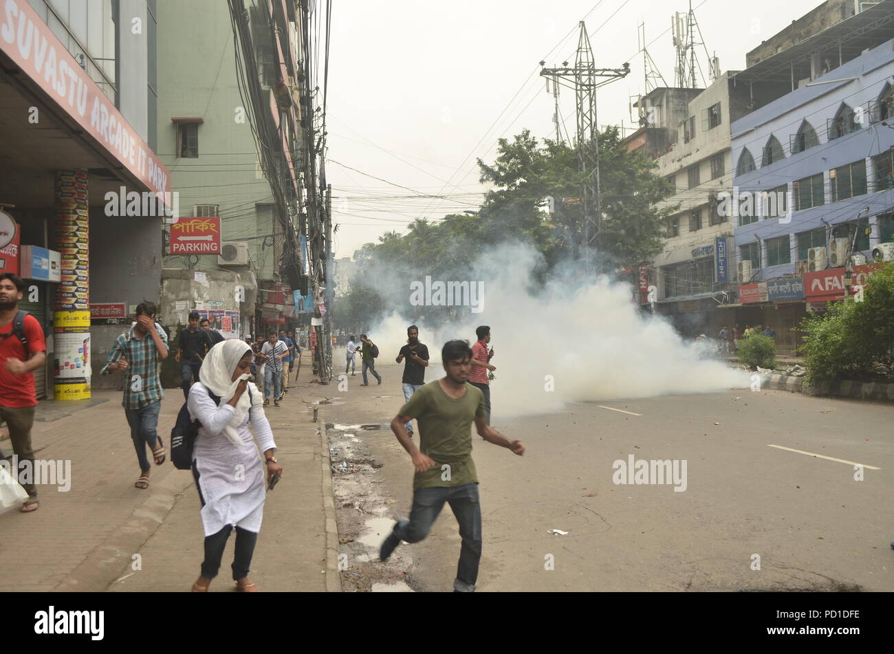 Dhaka. 5th Aug, 2018. Students demonstrating for road safety run when chased by anti-riot policemen in Dhaka, Bangladesh on Aug. 5, 2018. Credit: Xinhua/Alamy Live News Stock Photo