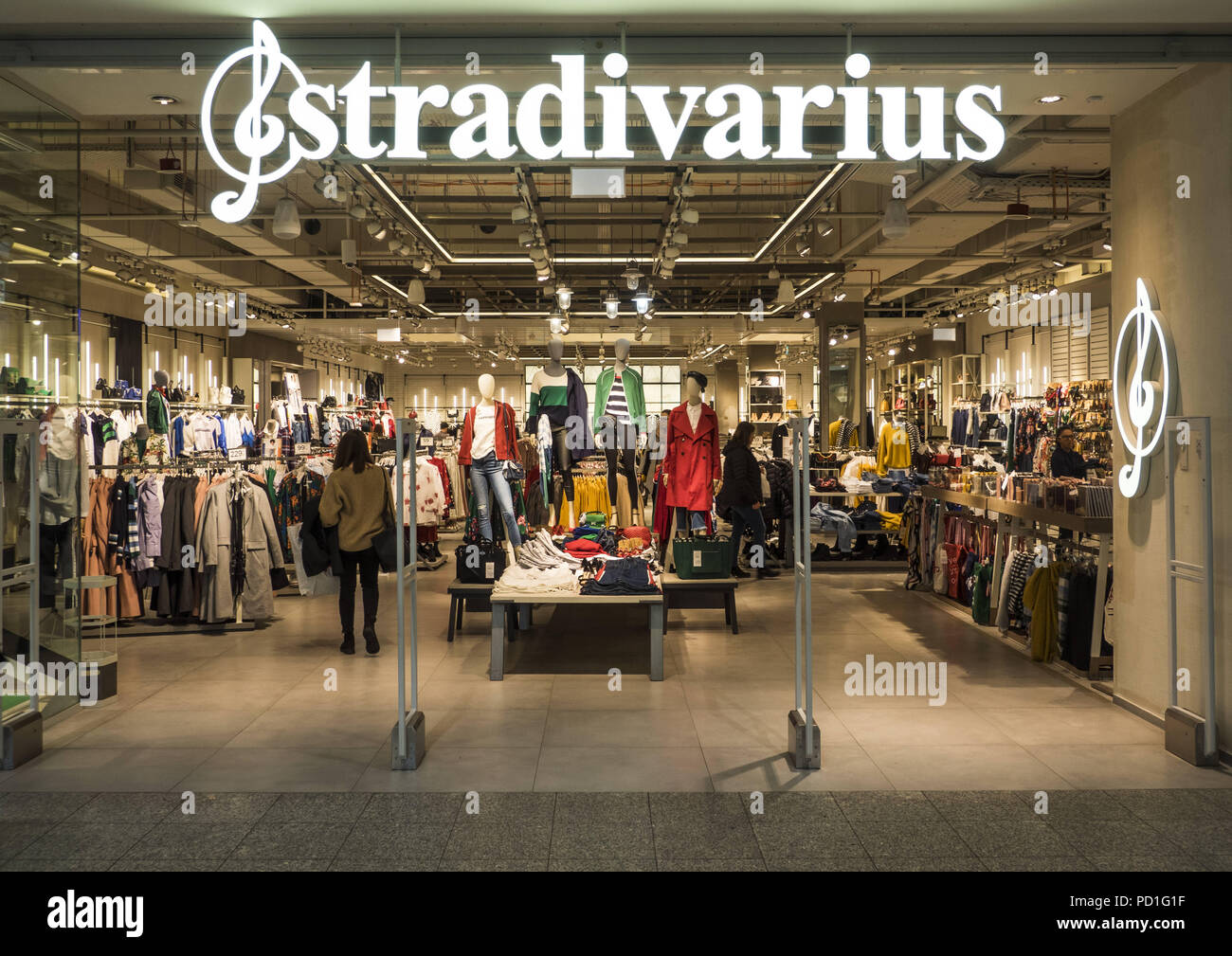 Stradivarius store hi-res stock photography and images - Alamy