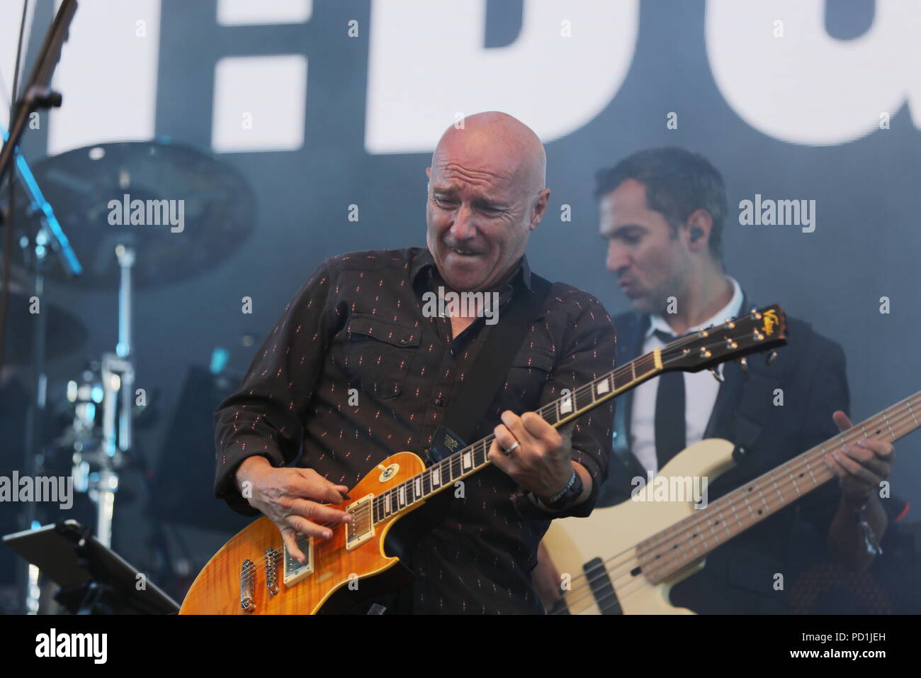 Siddington, Cheshire, UK. 5th August, 2018. Midge Ure performs live on the Main Stage at Rewind North at Capesthorne Hall in Cheshire. Stock Photo