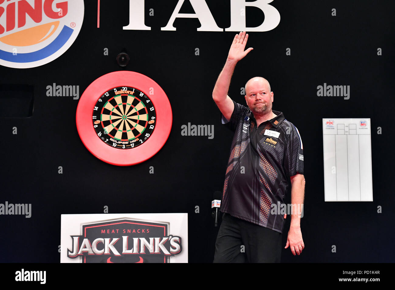 Auckland, New Zealand. 5th Aug, 2018. Auckland Darts Masters runner up  Raymond van Barneveld waves to the crowd during the Finals of the Auckland  Darts Masters Tournament, Trusts Arena, Auckland, Sunday 5