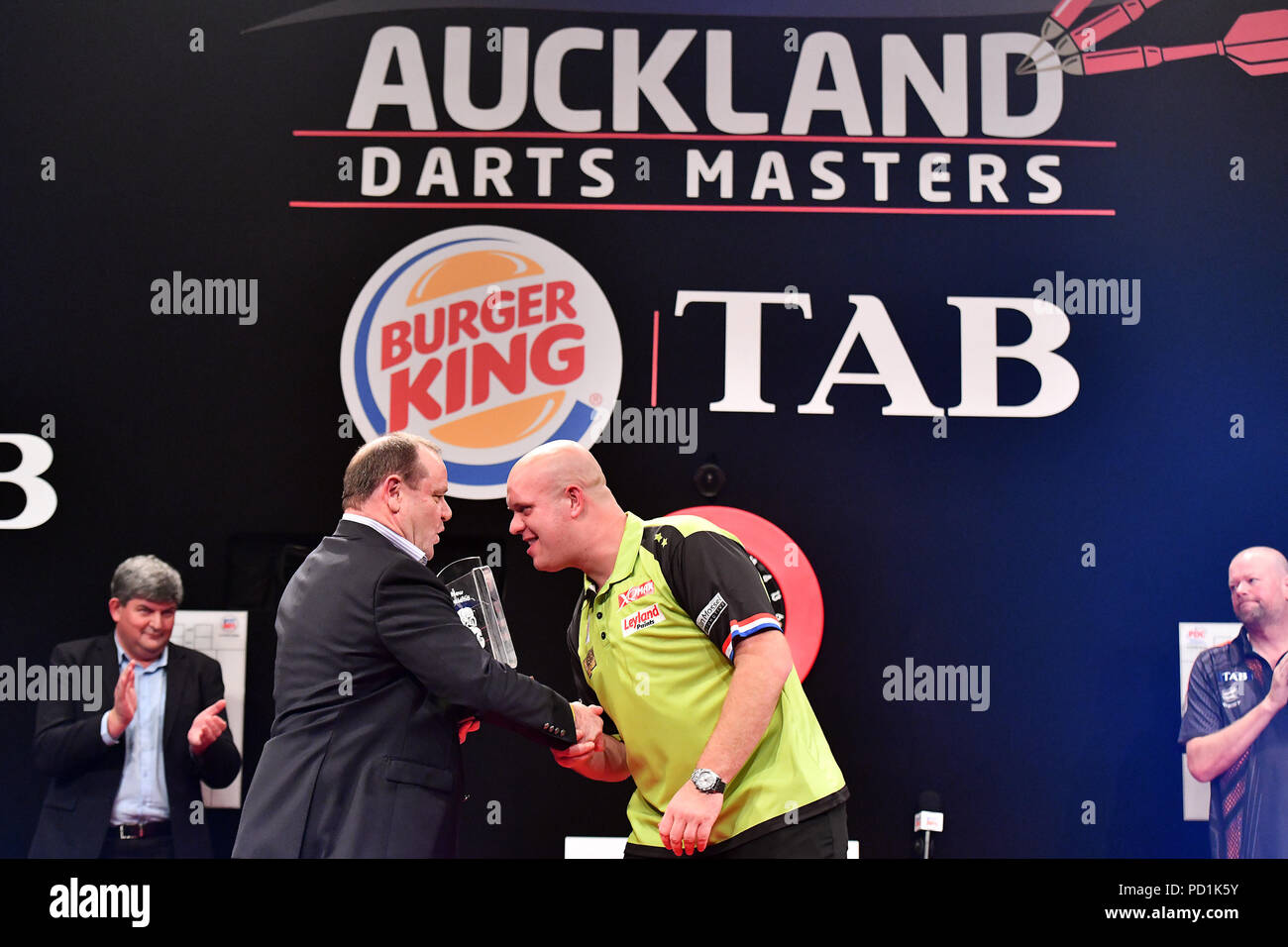 Auckland, New Zealand. 5th Aug, 2018. Winners trophy presented to Michael  van Gerwen by Rowan Swain of TAB during the Finals of the Auckland Darts  Masters Tournament, Trusts Arena, Auckland, Sunday 5