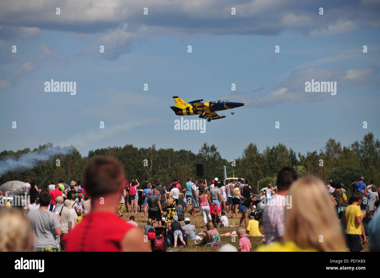 Tukums, Latvia. 5th Aug, 2018. People watch the Wings Over Baltics Air Show at Jurmala Airport, Tukums, Latvia, Aug. 5, 2018. An international air show Wings Over Baltics was held here from Aug. 4 to Aug. 5, attracting thousands of visitors. Credit: Janis/Xinhua/Alamy Live News Stock Photo