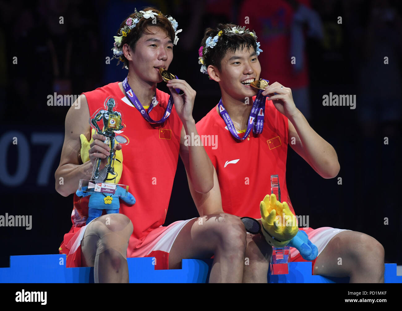 Levere deform Alt det bedste Nanjing, China's Jiangsu Province. 5th Aug, 2018. Li Junhui (L) and Liu  Yuchen of China shows their gold medals during the awarding ceremony for  the men's doubles final at the BWF (Badminton