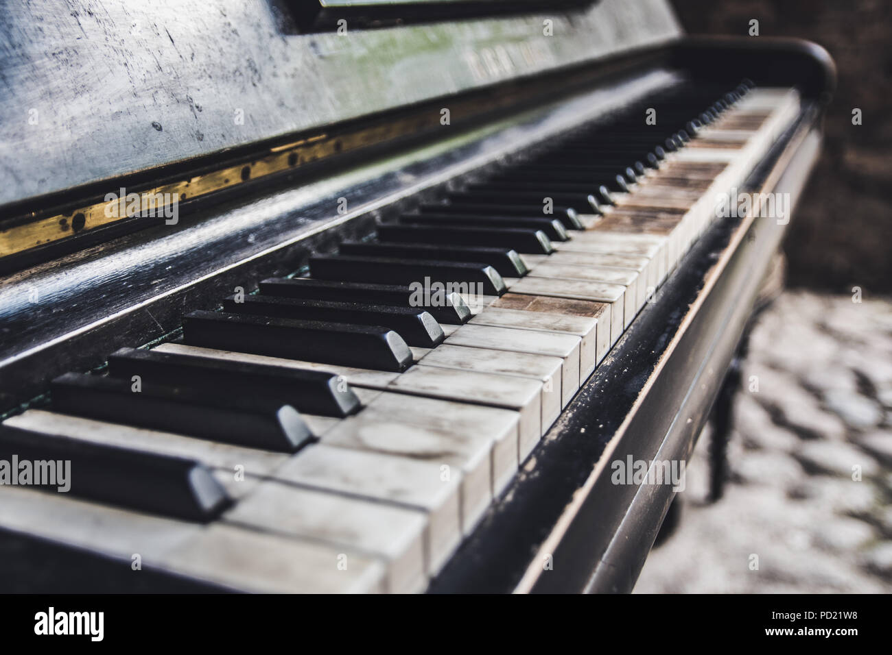 Broken piano. пианино обои. Feurich рояль. Broken piano. пианино разбор на металл.