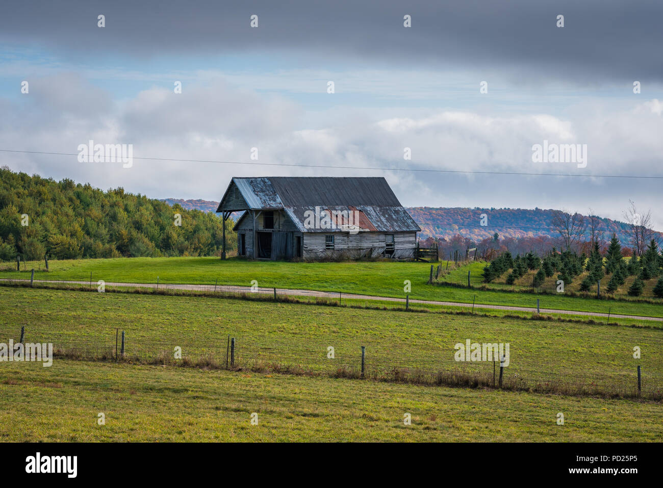 Old barn and farm along the Blue Ridge Parkway in Virginia Stock Photo ...