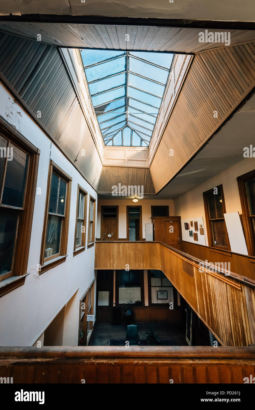 Crowl hi-res stock photography and images - Alamy