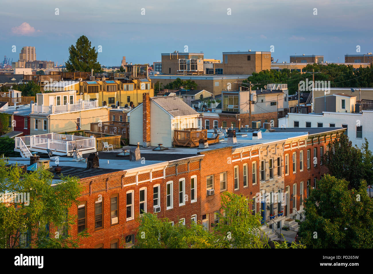 View of houses in a row hi-res stock photography and images - Alamy
