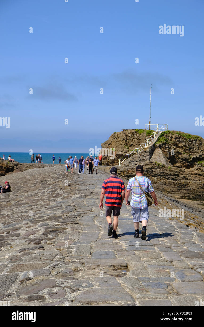 Bude Cornwall Uk Uk Weather Tourists Walk Along The Breakwater Structure Enjoying The Hot Weather Bude Cornwall Uk Uk Weather Tourists Walk Along The Breakwater Structure Enjoying The Hot Weather