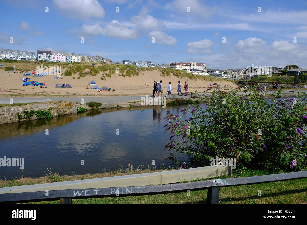 Bude Cornwall Uk Uk Weather Holidaymakers Enjoy The Hot Weather Walking Along The Bude Canal With Summerleaze Beach In The Background Bude Cornwall Uk Uk Weather Holidaymakers Enjoy The Hot Weather Walking Along The Bude Canal With Summerleaze Beach In The Background
