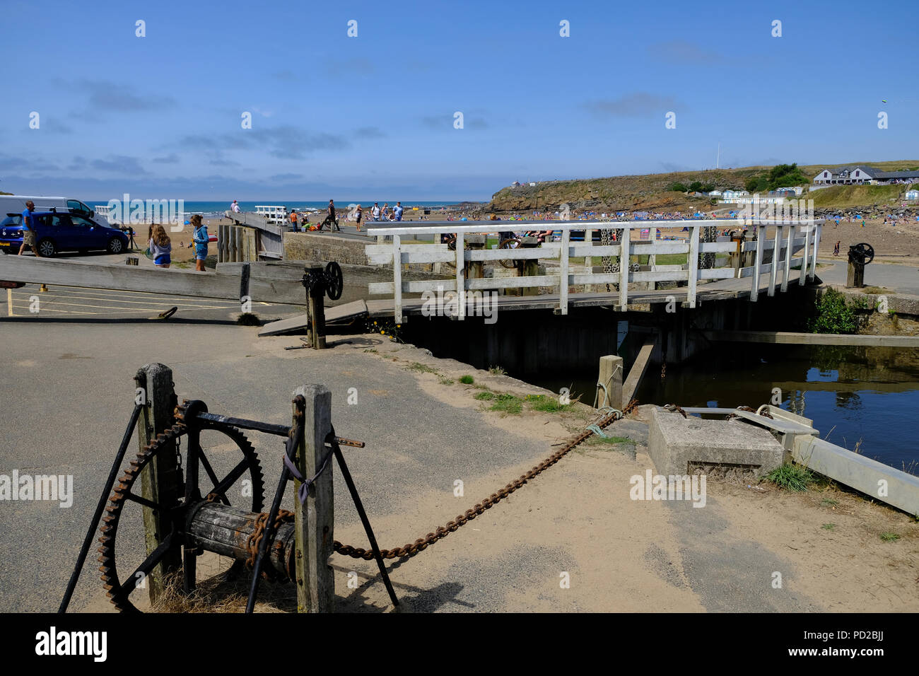 Bude Cornwall Uk Holidaymakers Enjoy The Hot Weather Walking Along The Bude Canal And Crossing The Sea Lock Bude Cornwall Uk Holidaymakers Enjoy The Hot Weather Walking Along The Bude Canal And Crossing The Sea Lock