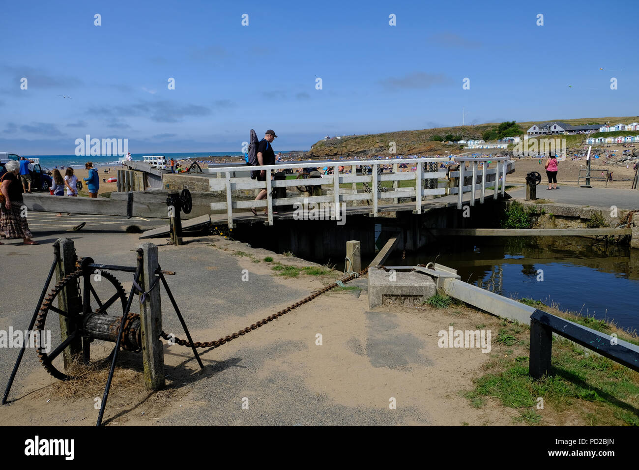 Bude Cornwall Uk Holidaymakers Enjoy The Hot Weather Walking Along The Bude Canal And Crossing The Sea Lock Bude Cornwall Uk Holidaymakers Enjoy The Hot Weather Walking Along The Bude Canal And Crossing The Sea Lock