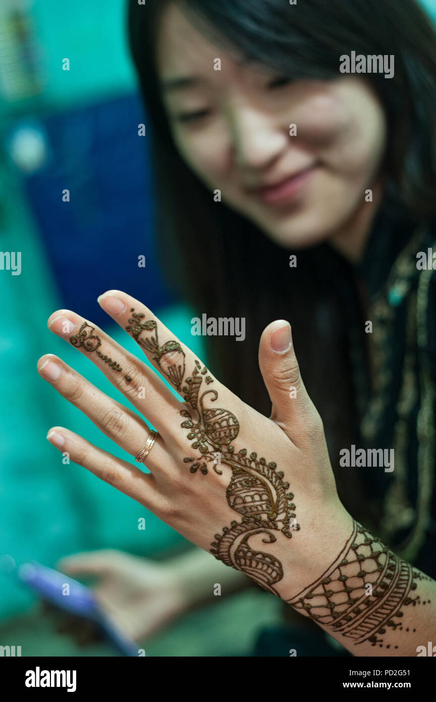 Tourist hand painted with henné colour, Varanasi, Uttar Pradesh, India Stock Photo