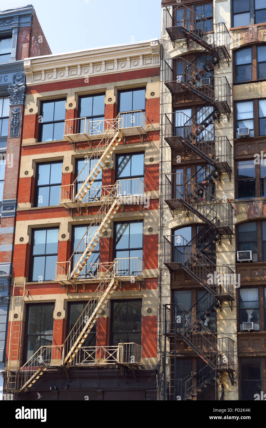 Building fire escape ladders new york city ny Banque de