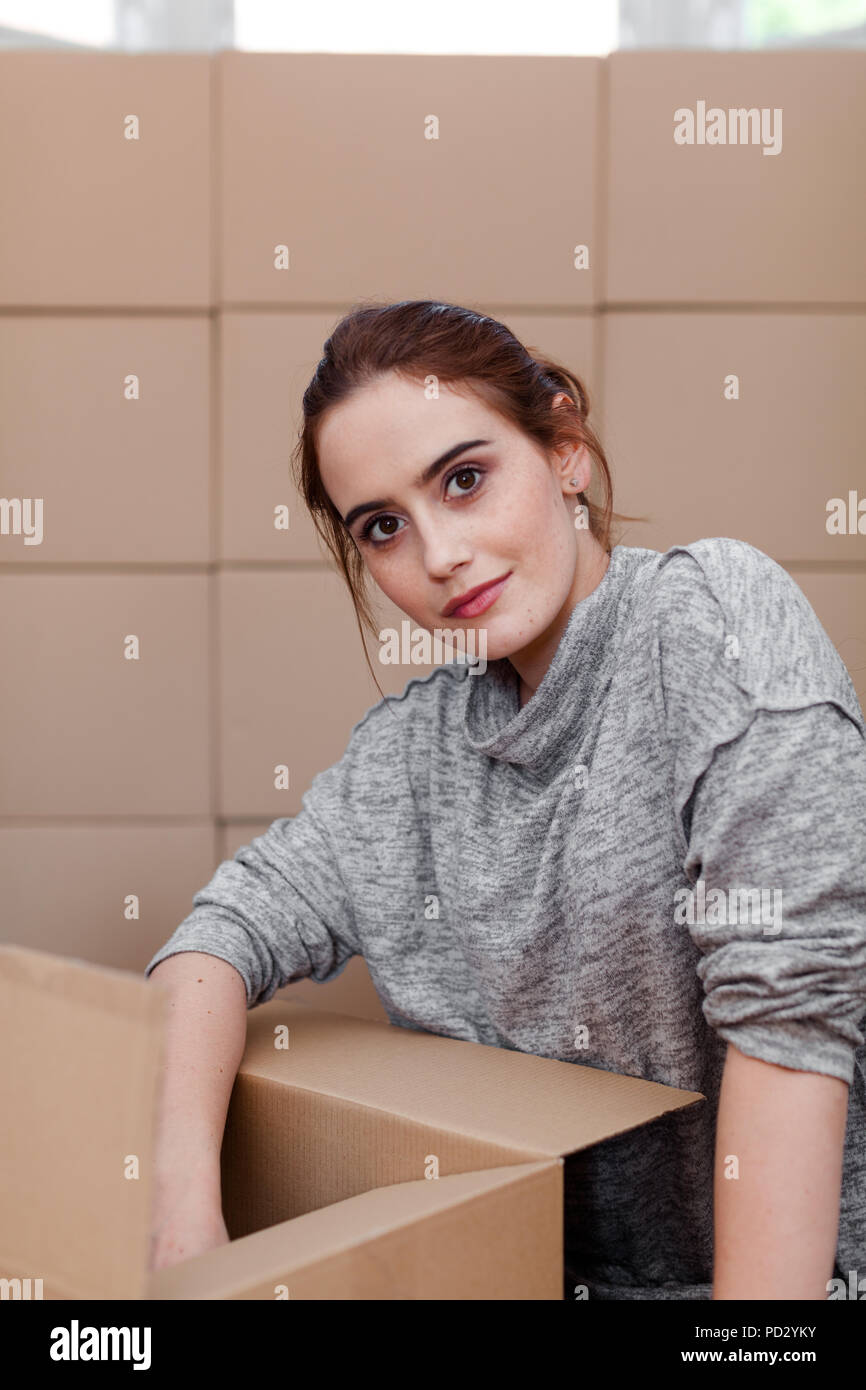 Woman packaging box hi-res stock photography and images - Alamy