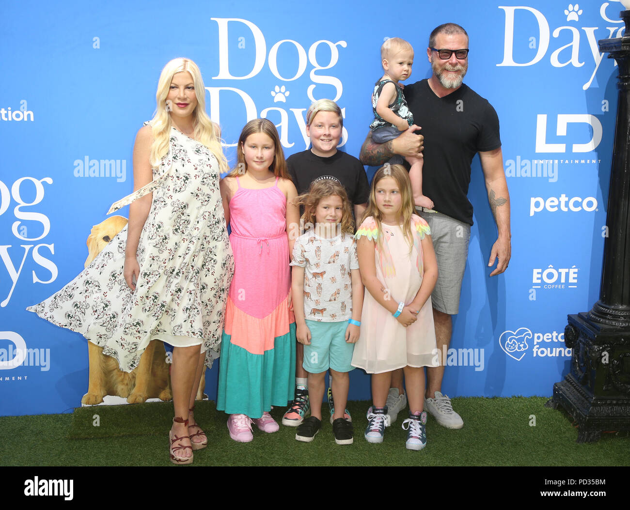 Tori spelling and hattie margaret mcdermott hires stock photography