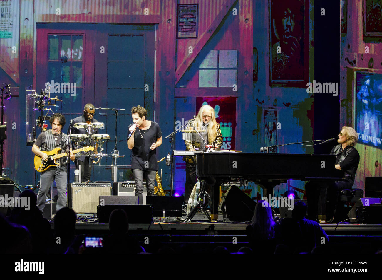 San Diego, California, USA. 4th Aug, 2018. PAT MONAHAN (C) joins DARYL HALL (R) and JOHN OATES (L) on stage at Viejas Arena in San Diego, California on August 4, 2018 Credit: Marissa Carter/ZUMA Wire/Alamy Live News Stock Photo