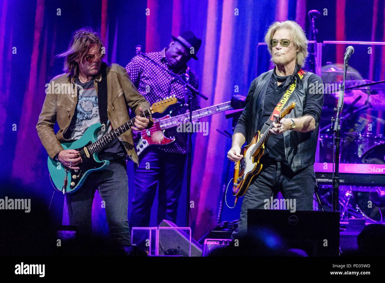 San Diego, California, USA. 4th Aug, 2018. SHANE THERIOT (L) performs with DARYL HALL (R) and JOHN OATES at Viejas Arena in San Diego, California on August 4, 2018 Credit: Marissa Carter/ZUMA Wire/Alamy Live News Stock Photo
