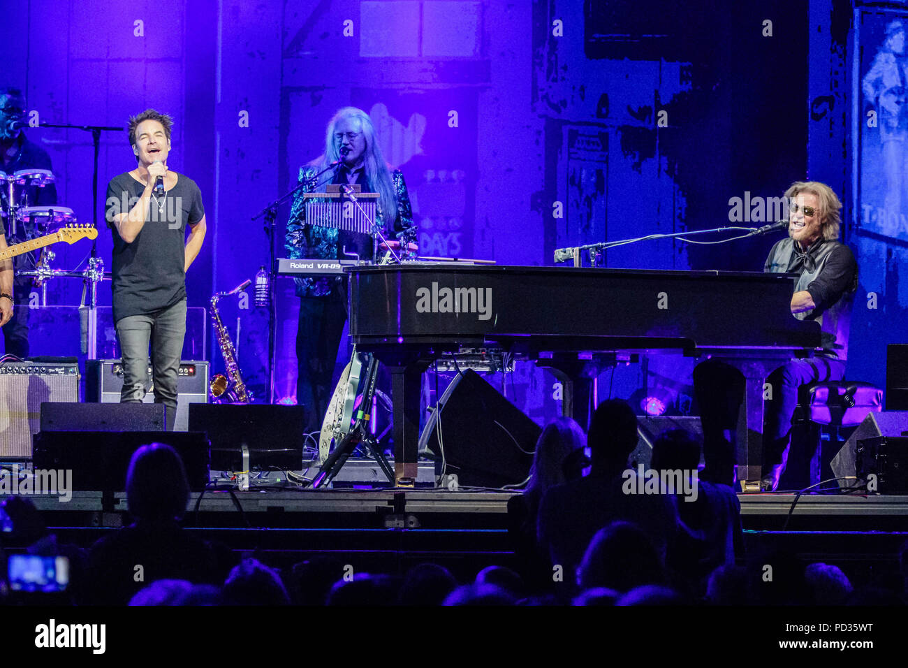 San Diego, California, USA. 4th Aug, 2018. PAT MONAHAN (L) joins DARYL HALL (R) and JOHN OATES on stage at Viejas Arena in San Diego, California on August 4, 2018 Credit: Marissa Carter/ZUMA Wire/Alamy Live News Stock Photo