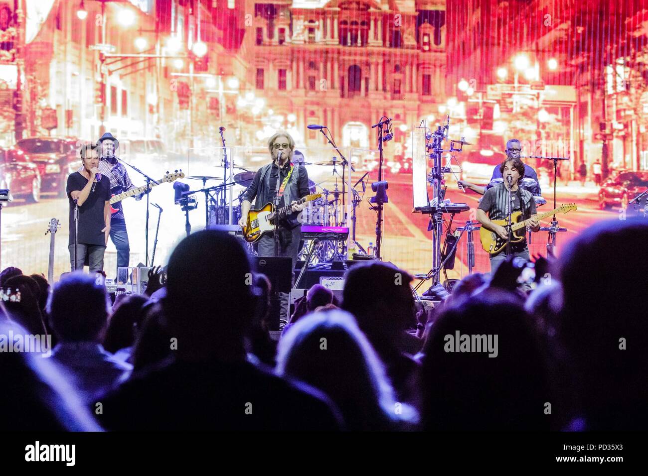 San Diego, California, USA. 4th Aug, 2018. PAT MONAHAN (L) joins DARYL HALL (C) and JOHN OATES (R) at Viejas Arena in San Diego, California on August 4, 2018 Credit: Marissa Carter/ZUMA Wire/Alamy Live News Stock Photo