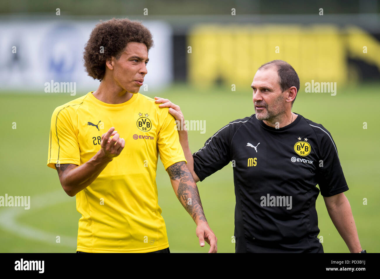 06 August 2018, Switzerland, Bad Ragaz: Football, training camp of team  Borussia Dortmund. Newcomer Axel Witsel (l) talks during training with  co-trainer Manfred Stefes. Photo: David Inderlied/dpa Stock Photo - Alamy