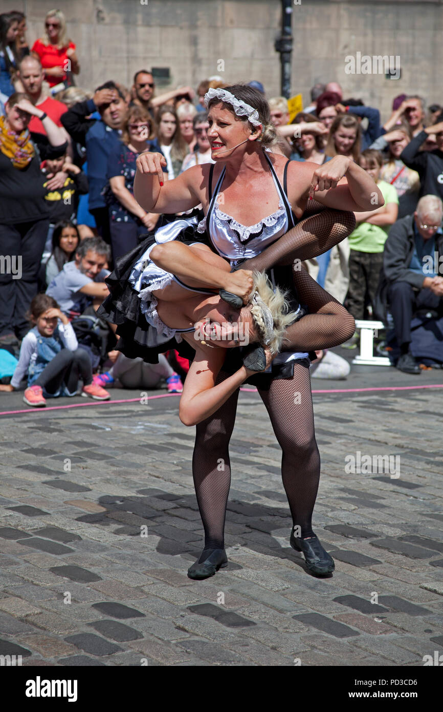 Edinburgh, Scotland, UK. 6 Aug. 2018, Edinburgh Fringe Festival female street performers on Royal Mile. Stock Photo