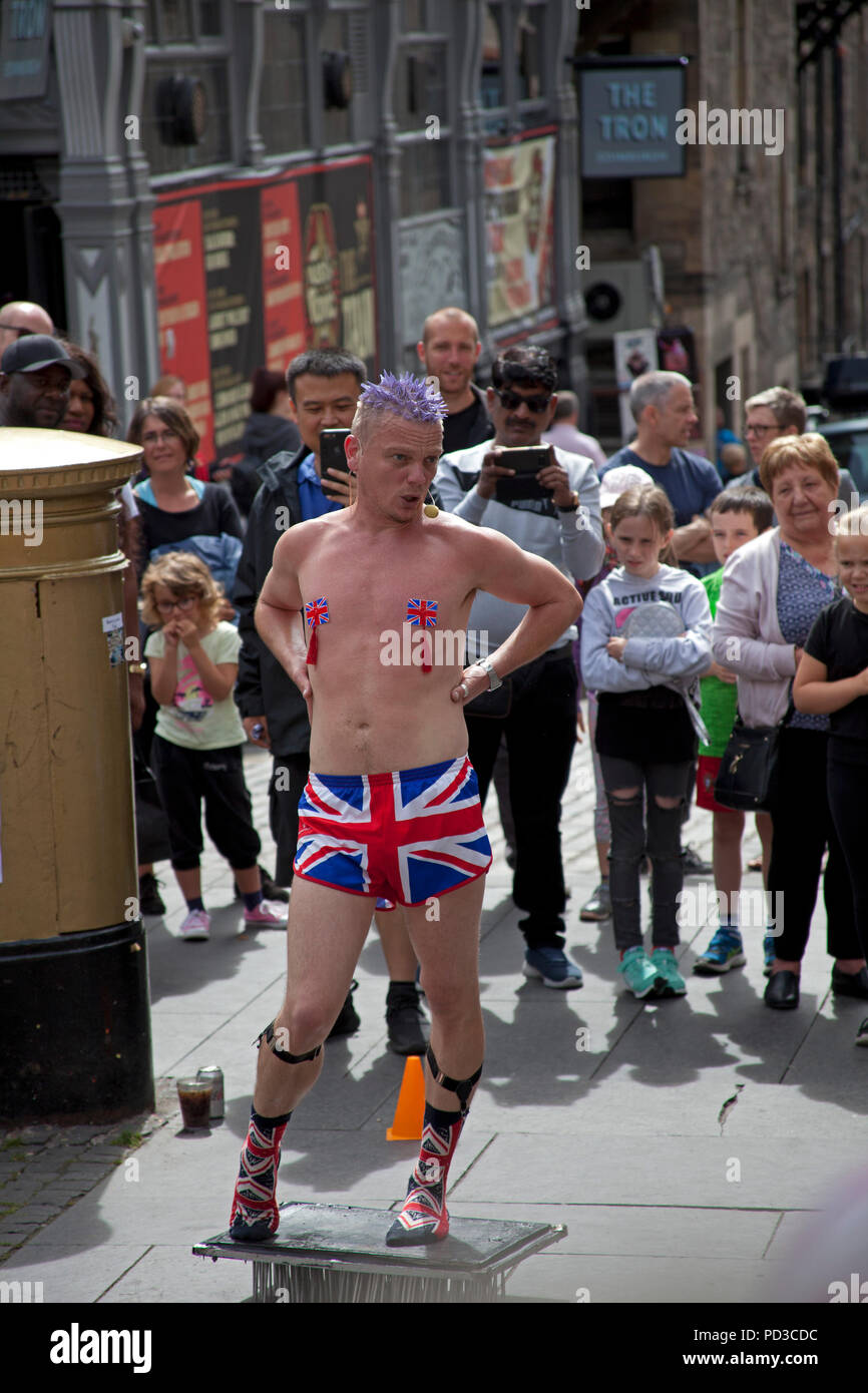 Edinburgh, Scotland, UK. 6 Aug. 2018, Edinburgh Fringe Festival street performer at Tron, on Royal Mile, performing with union jack shorts. Stock Photo