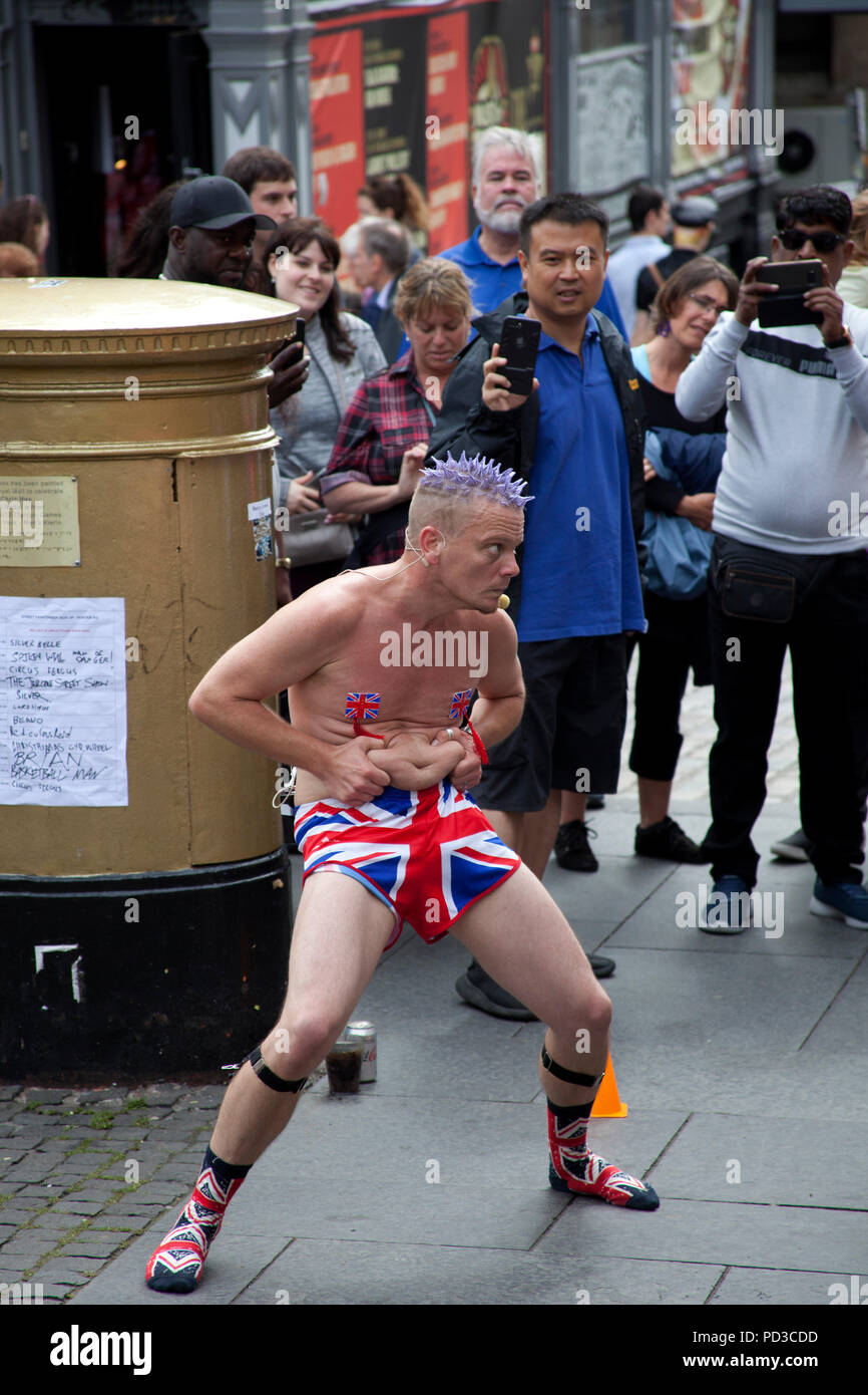 Edinburgh, Scotland, UK. 6 Aug. 2018, Edinburgh Fringe Festival street performer at Tron, on Royal Mile, performing with union jack shorts. Stock Photo
