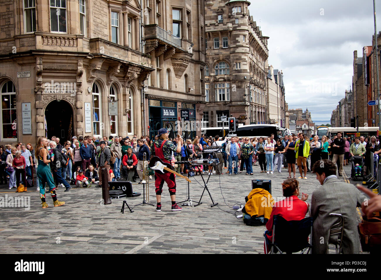 Edinburgh, Scotland, UK. 6 Aug. 2018, Edinburgh Fringe Festival street performers on Royal Mile. Stock Photo
