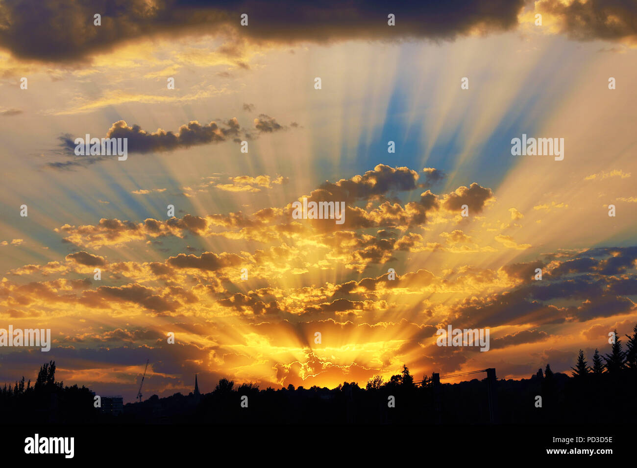 London, UK. 6th August 2018. Seasonal weather: Beautiful sunset after a hot summer day over Kentish Town in London, England Credit: Paul Brown/Alamy Live News Stock Photo