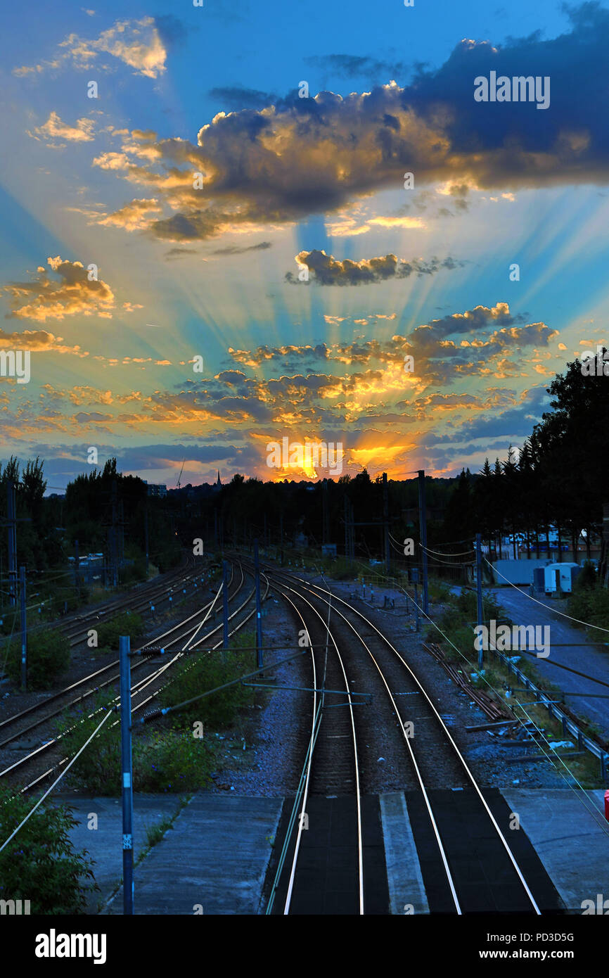 London, UK. 6th August 2018. Seasonal weather: Beautiful sunset after a hot summer day over Kentish Town railway tracks in London, England Credit: Paul Brown/Alamy Live News Stock Photo