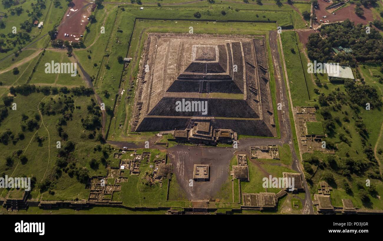 Beautiful aerial view of the Mexican Pyramids of Teotihuacan Stock Photo Alamy