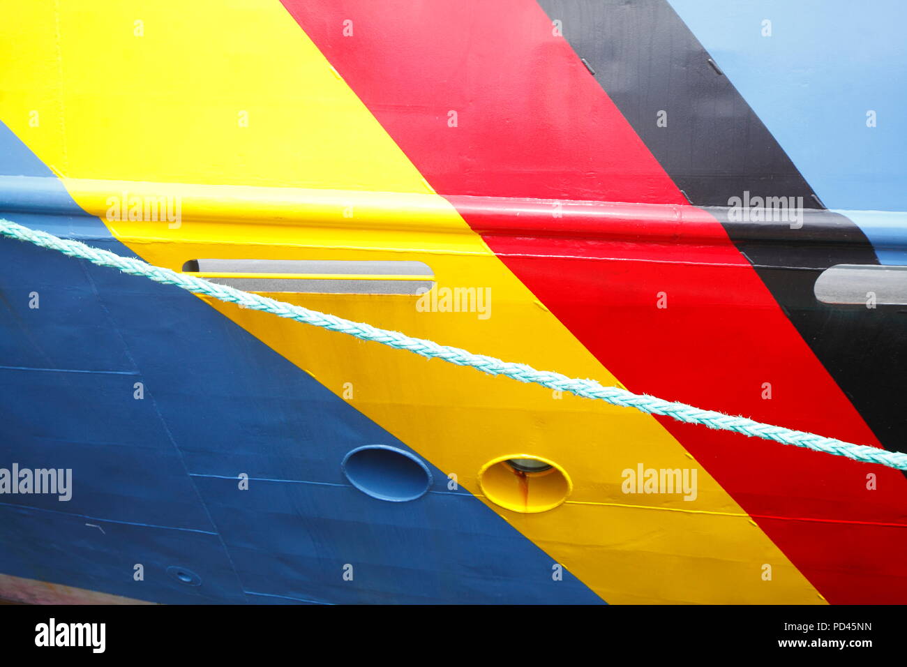 German national flag painted on a ship's wall, Bremerhaven, Bremen, Germany, Europe  I Deutsche Nationalflagge auf eine Schiffswand gemalt, Bremerhave Stock Photo