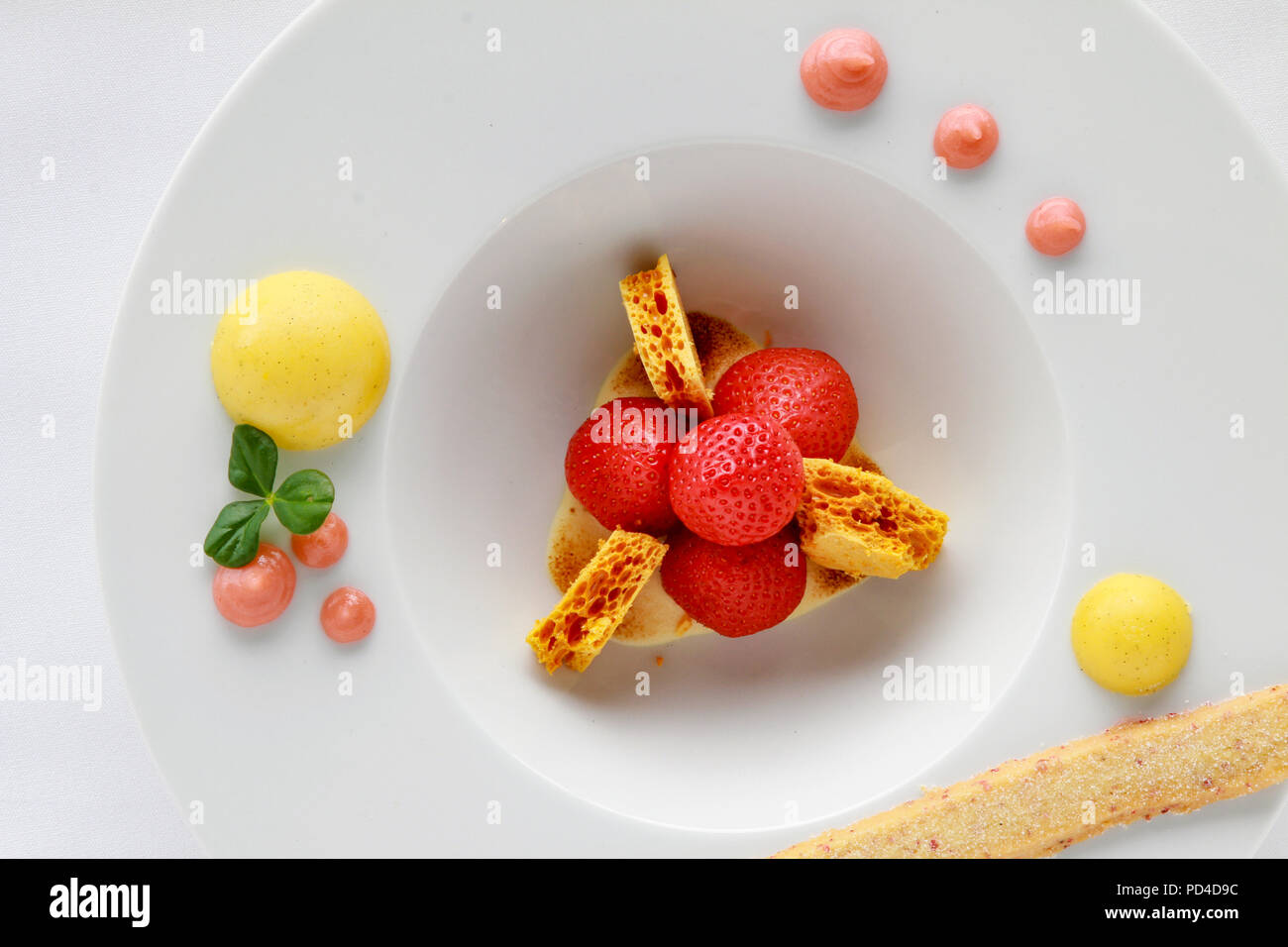 Cinder toffee dessert hi-res stock photography and images - Alamy