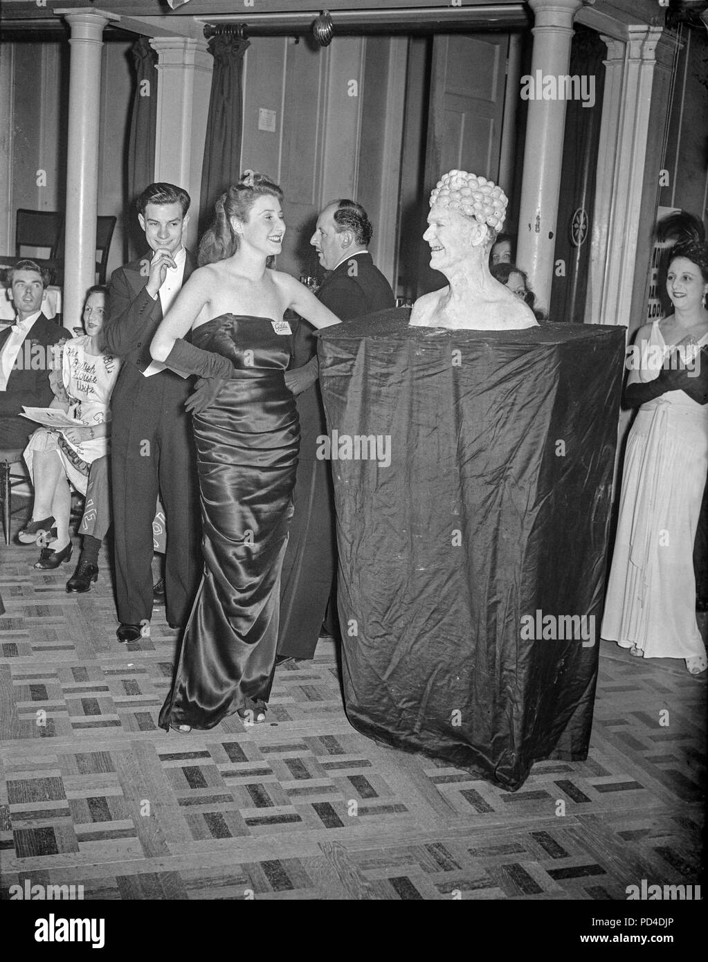 28th September 1946. Royal Albert Hall, London, England. A Five Arts Ball. The first full scale fancy dress ball since the end of the Second World War, took place in aid of the Royal Free Hospital. Photo shows Miss Audrey Burdock, dressed as Gilda, surveying a 'Plaster Bust', Mr. J. Higgins. Stock Photo