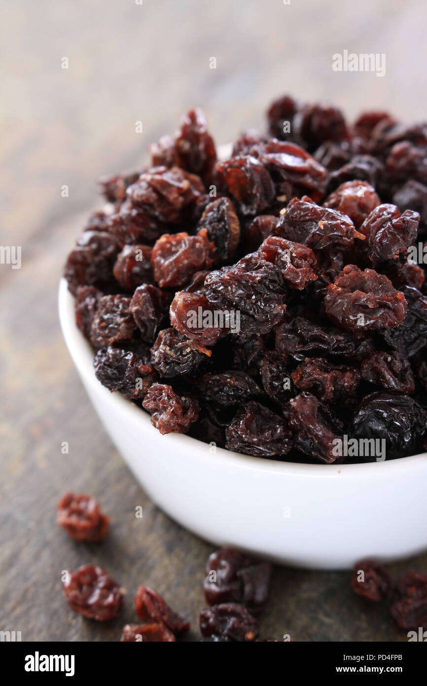 dried raisins in dish Stock Photo - Alamy