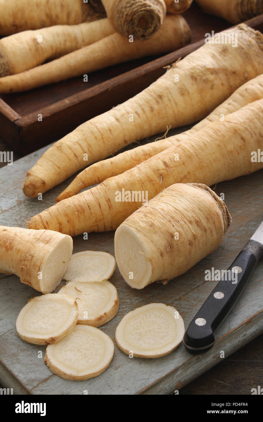 preparing racine root parsley Stock Photo Alamy
