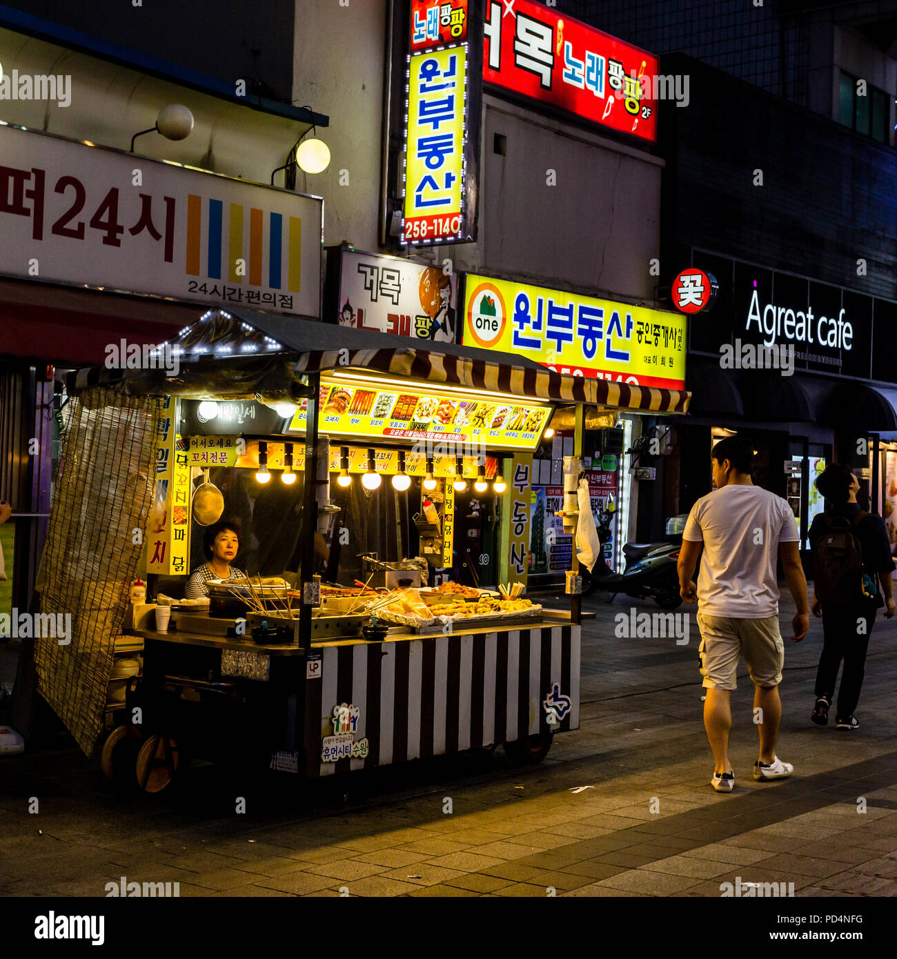 Woman street food market seoul hi-res stock photography and images - Alamy