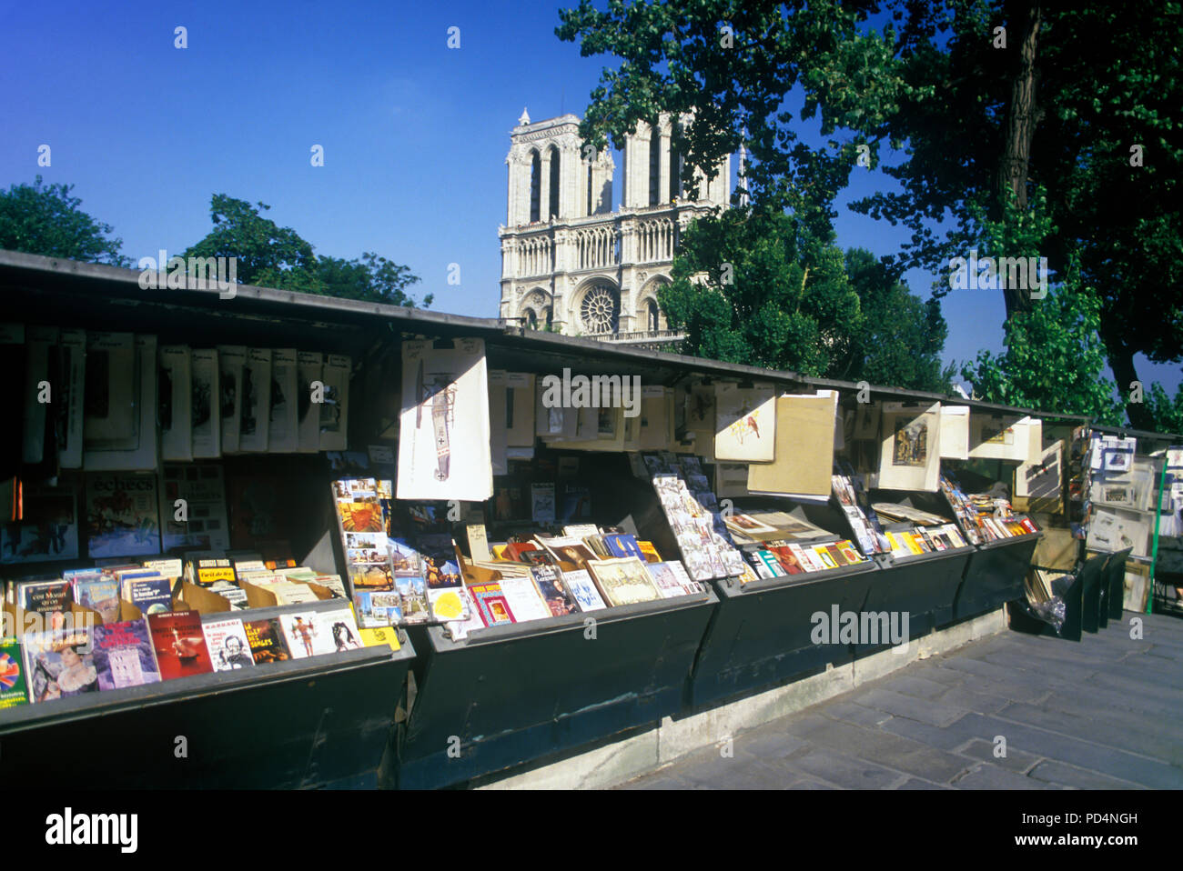 1987 HISTORICAL LES BOUQUINISTES DES QUAIS DE SEINE BOOK SELLER STALLS NOTRE DAME CATHEDRAL PARIS FRANCE Stock Photo