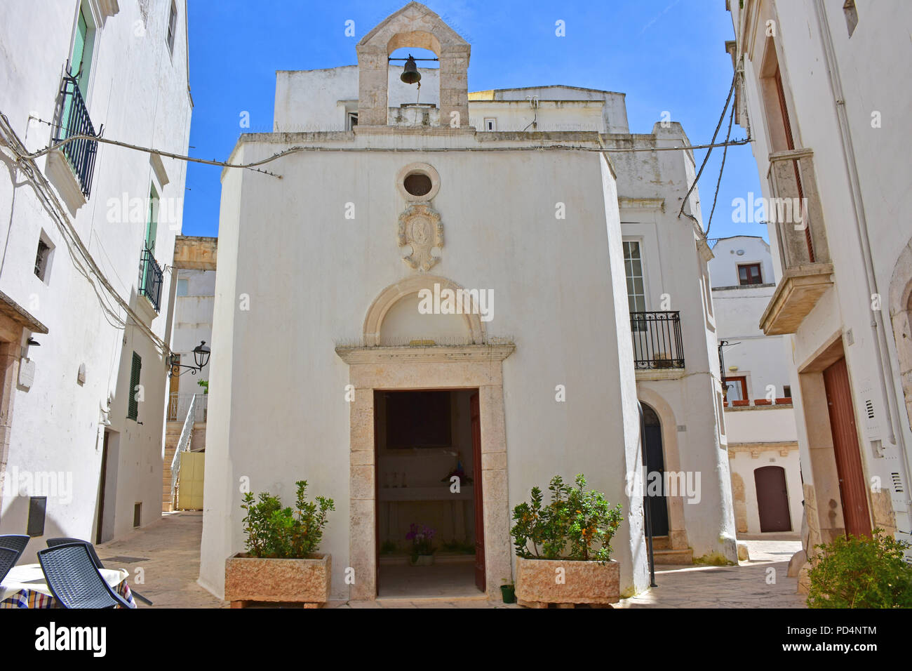 italy-puglia-region-locorotondo-a-whitewashed-village-in-full-valle