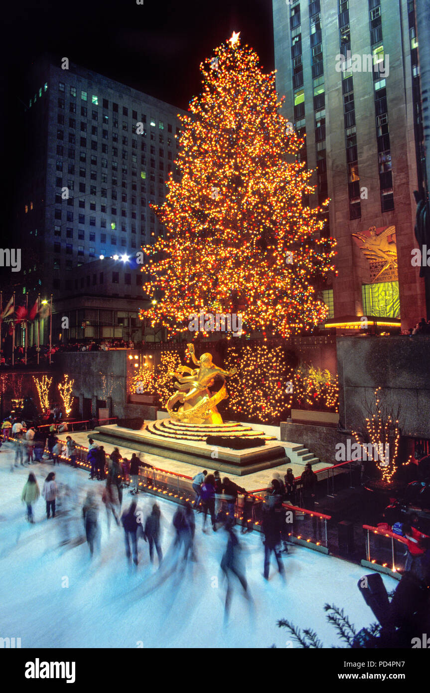 1987 HISTORICAL CHRISTMAS TREE LIGHTS PROMETHEUS FOUNTAIN (©PAUL MANSHIP 1939) ROCKEFELLER CENTER (©RAYMOND HOOD 1939) MANHATTAN NEW YORK CITY USA Stock Photo