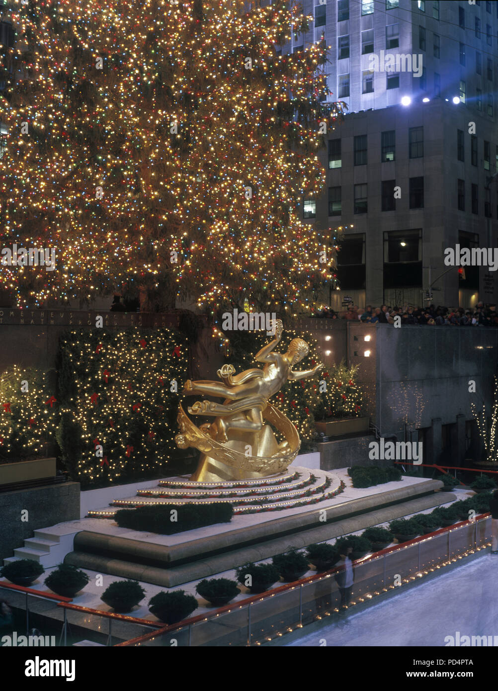 1987 HISTORICAL CHRISTMAS TREE LIGHTS PROMETHEUS FOUNTAIN (©PAUL MANSHIP 1939) ROCKEFELLER CENTER (©RAYMOND HOOD 1939) MANHATTAN NEW YORK CITY USA Stock Photo