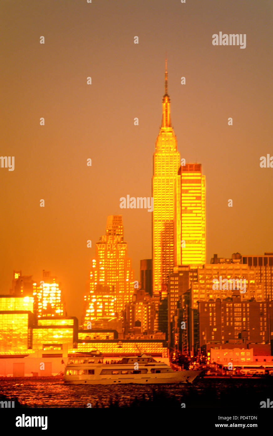 1988 HISTORICAL MIDTOWN MANHATTAN SKYLINE NEW YORK CITY USA 1988 HISTORICAL MIDTOWN MANHATTAN SKYLINE NEW YORK CITY USA