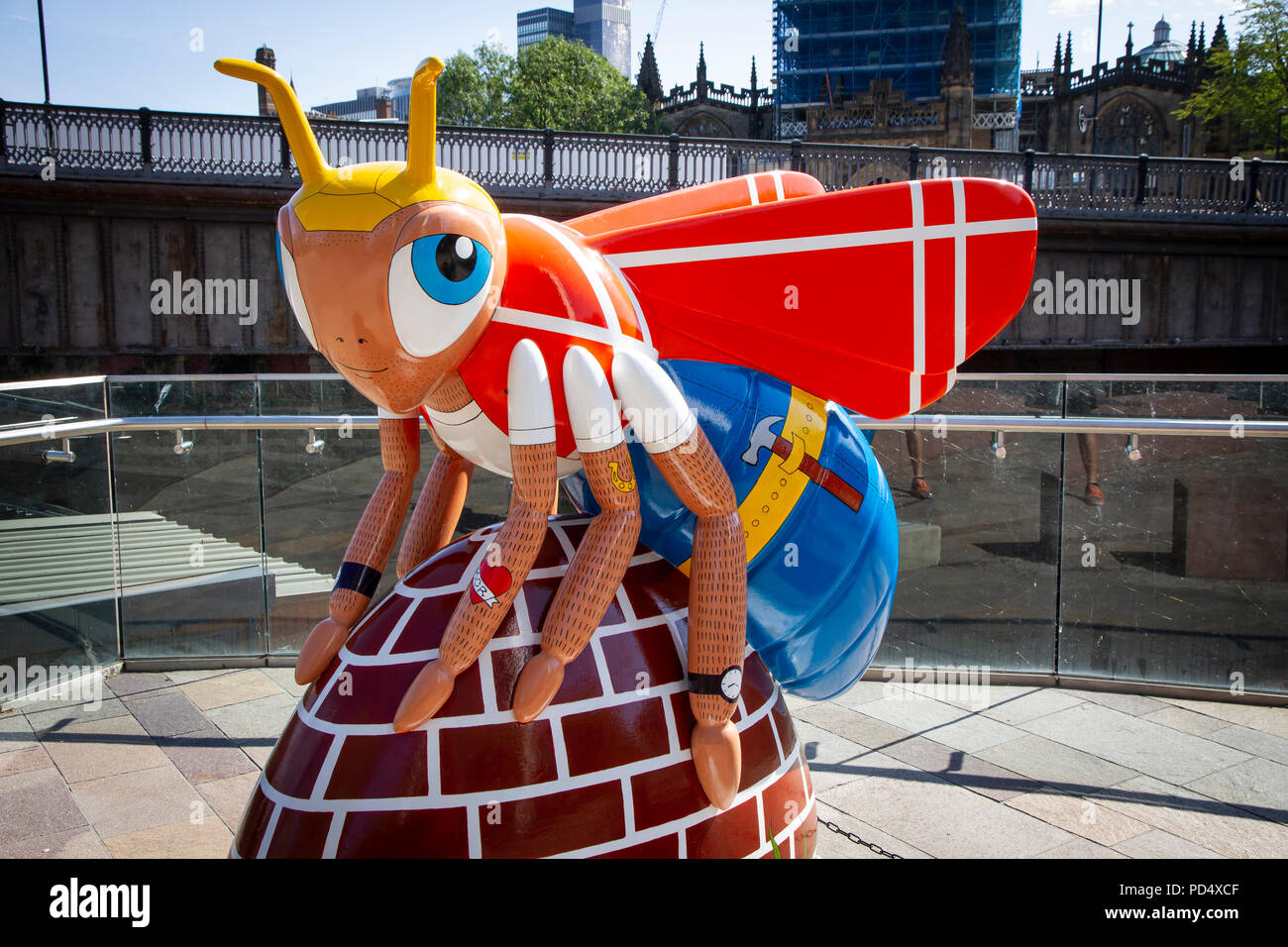 Workee - Nicki McCubbing. Bee in the City, public art event in the City of Manchester. Over 100 bees on a free family fun trail. Stock Photo