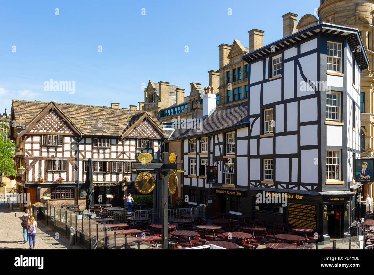 Shambles Square in Manchester. Home of Sinclairs Oyster Bar and The Old Wellington Inn Stock Photo