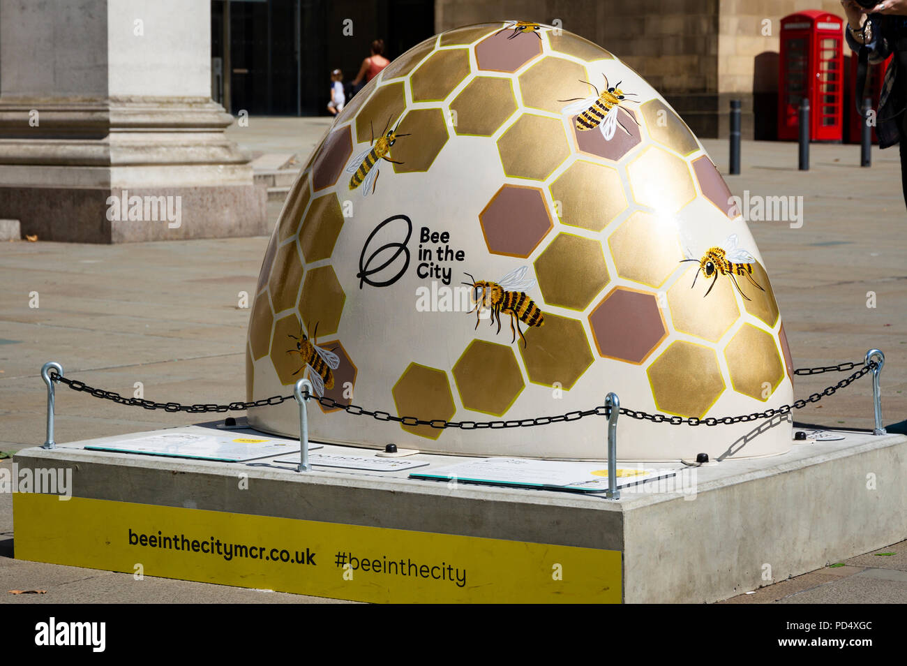 Buzzi - Lizzie Rose Chapman. Bee in the City, public art event in the City of Manchester. Over 100 bees on a free family fun trail. Stock Photo