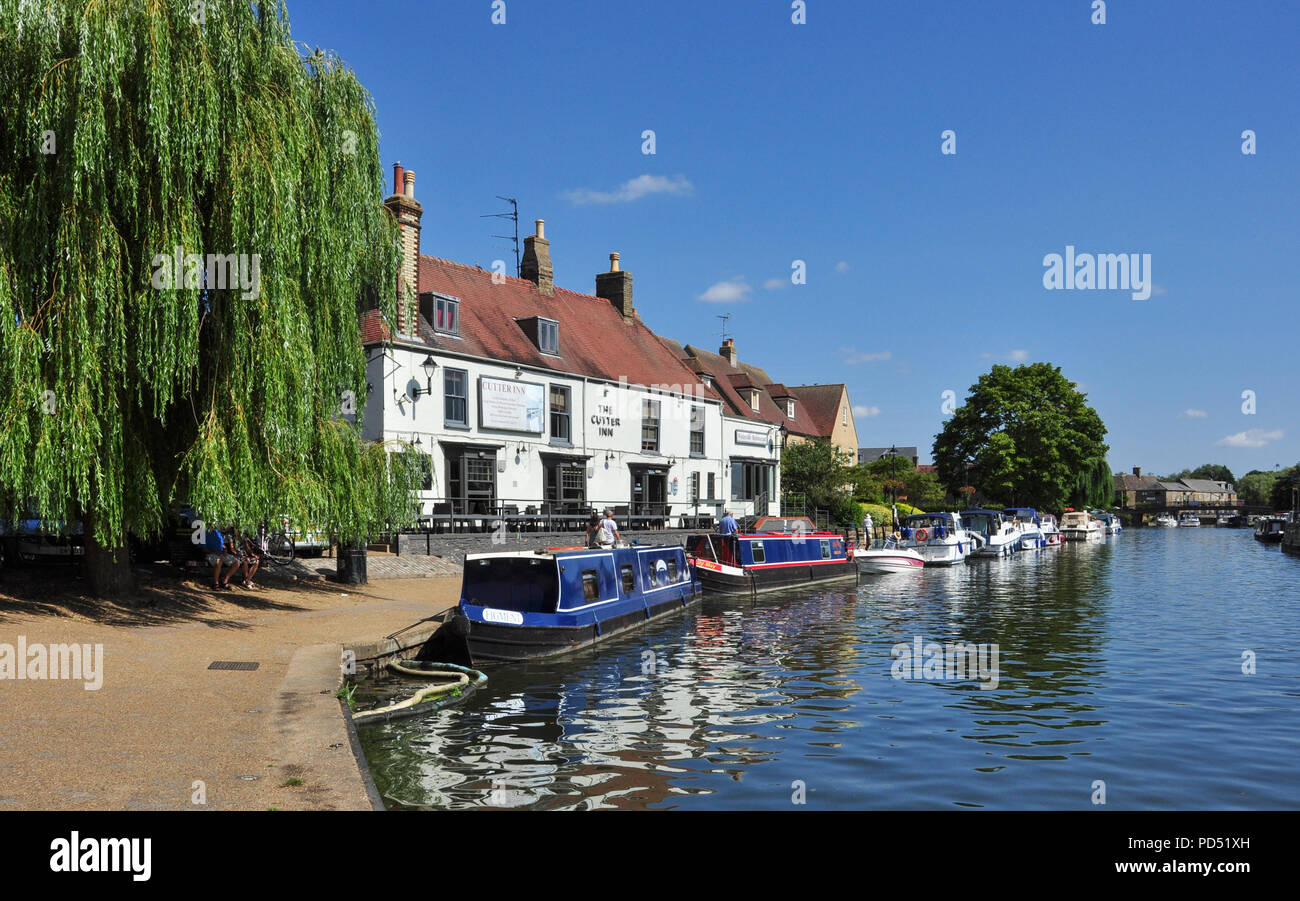 Boats moored in front of the Cutter Inn on the Great Ouse River, Ely, Cambridgeshire, England, UK Stock Photo