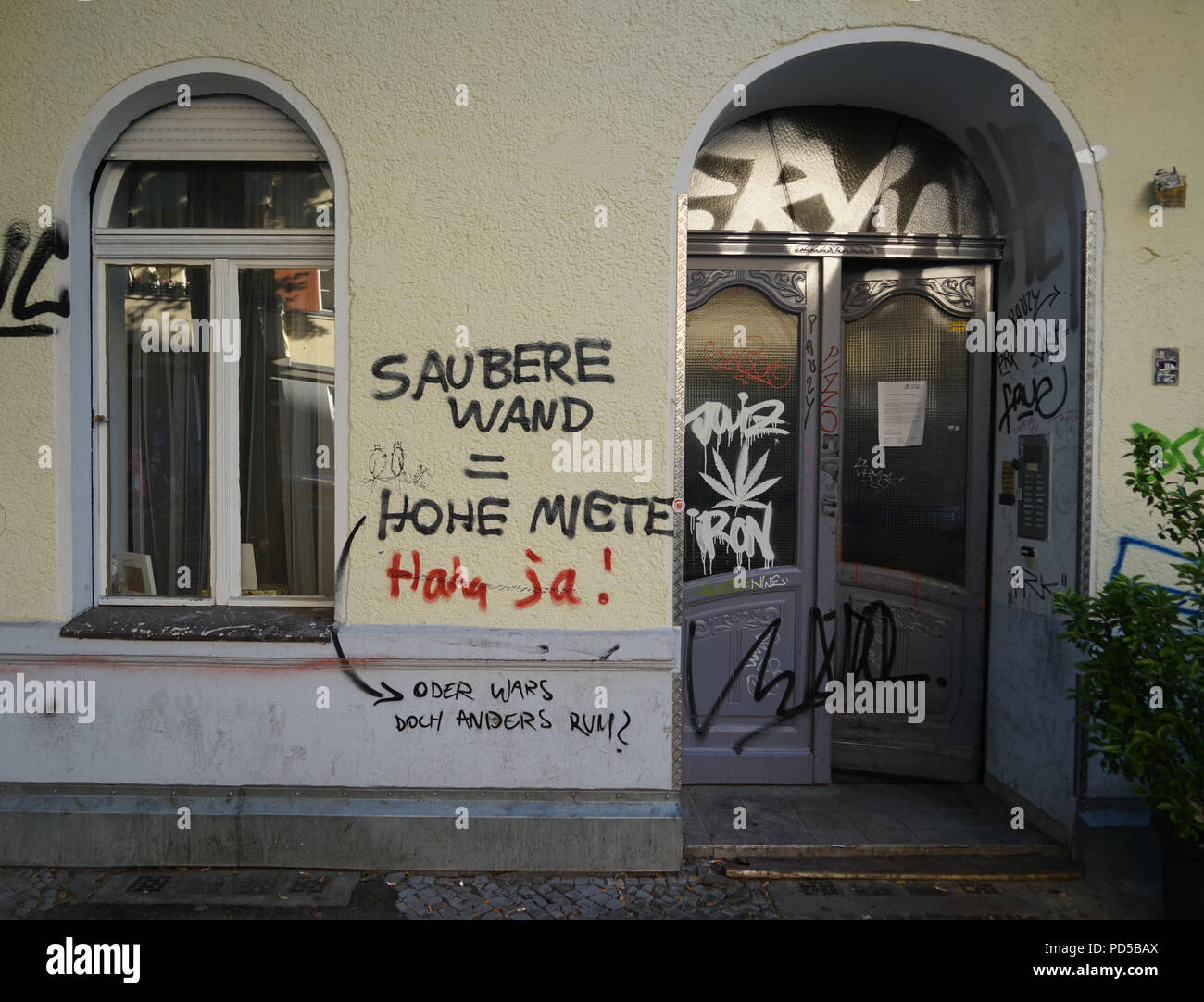 Berlin Neukölln graffiti lustig Stock Photo Alamy